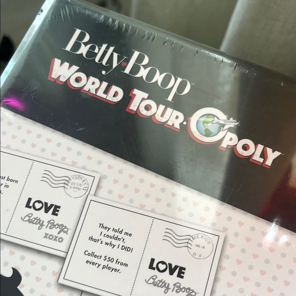 Betty Boop Red and White Puzzle Game - Picture 7 of 7